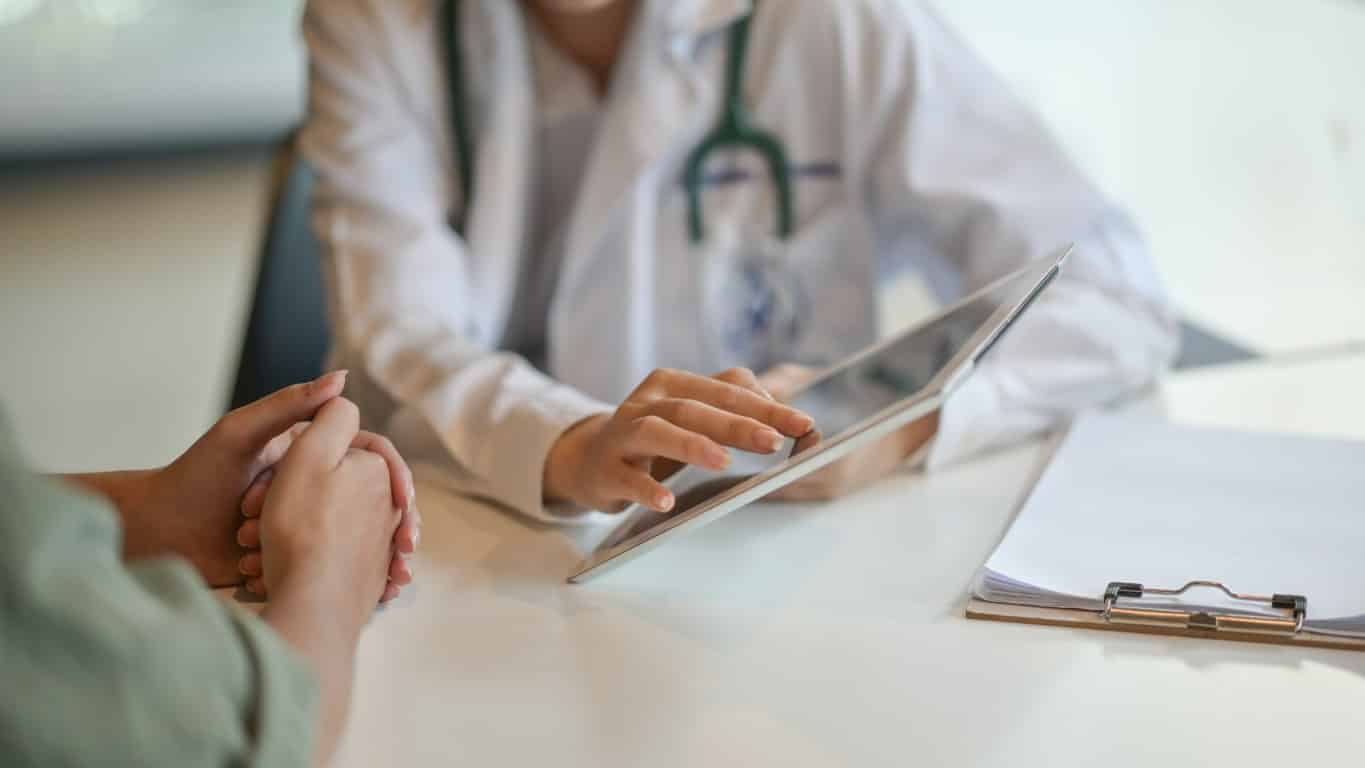 Docteur montrant des informations sur une tablette